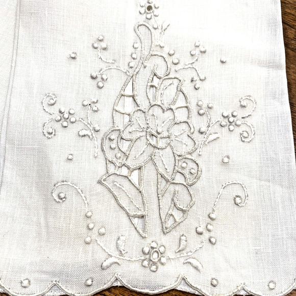 Vintage BC Linens Beautiful Cutwork Guest Towels Set of 2 White Cotton Floral - Picture 3 of 11